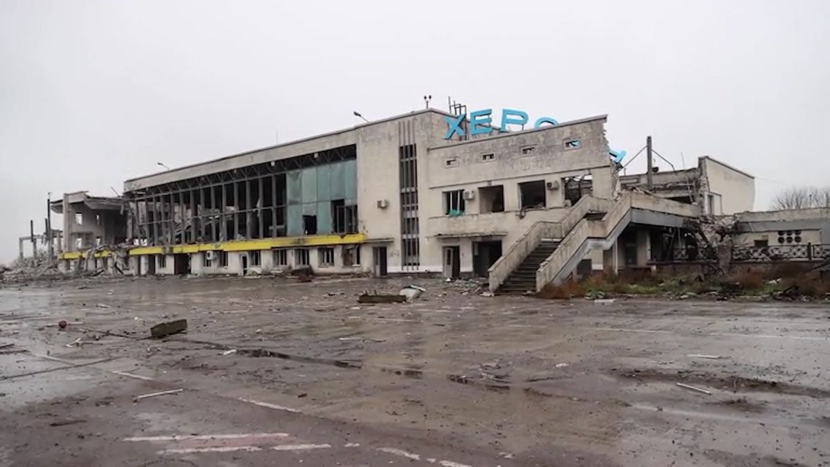 Rusové proměnili letiště v Chersonu ve smetiště